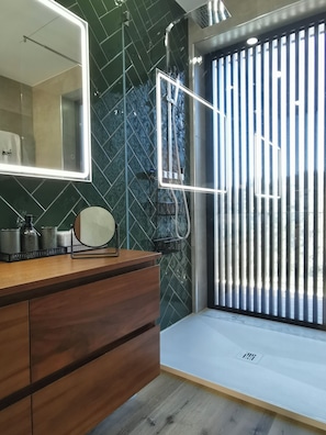 Regadera, toallas, papel de baño
