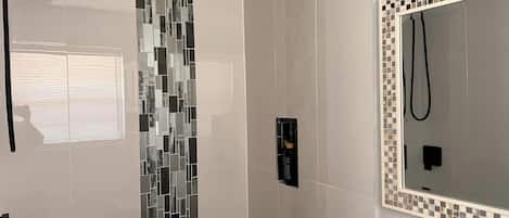 Dusche, Handtücher, Seife, Shampoo