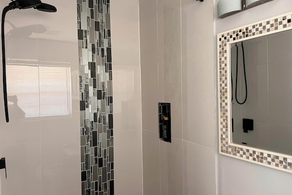 Douche, serviettes fournies, savon, shampoing
