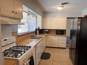 冷蔵庫、電子レンジ、オーブン、コンロ