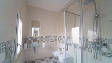 Kostenlose Toilettenartikel, Haartrockner, Bidet, Handtücher