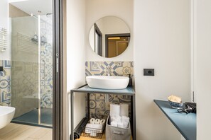 Dusche, umweltfreundliche Kosmetikartikel, Haartrockner, Bidet