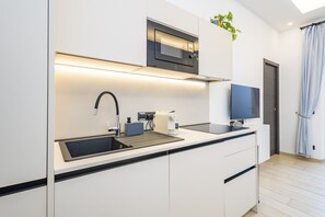 Fridge, microwave, stovetop, dishwasher