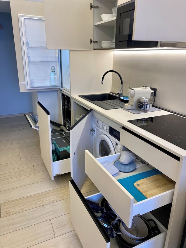 Fridge, microwave, stovetop, dishwasher