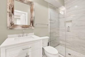 Dusche, Handtücher, Seife, Toilettenpapier