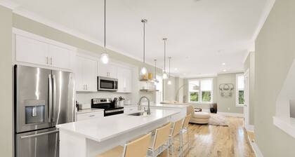 Welcome to this exquisite 3-bedroom 3-bathroom condo townhome condominium.