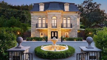 Bagian depan properti - sore/malam