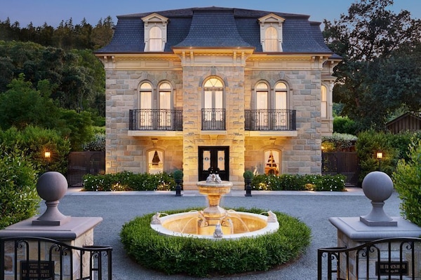 Boendets fasad - kväll/natt