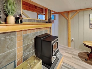 Una cocina moderna con estufa integrada, un estante de madera con adornos y un salpicadero de piedra.