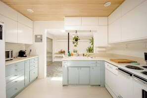 Microwave, oven, dishwasher - Spacious, Stylish 4-bedroom house - charming Boulder - CU - with AC, WiFi (Boulder)