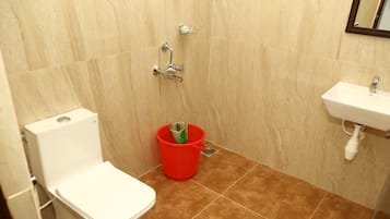 Deluxe Room | Bathroom | Shower, rainfall showerhead, towels, soap