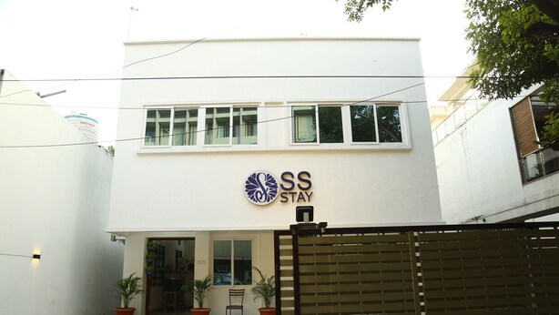 Un edificio moderno con un cartello che riporta la scritta "SS STAY".