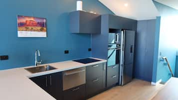 Réfrigérateur, micro-ondes, four, plaque de cuisson