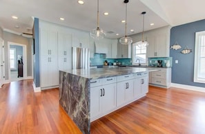 Fridge, microwave, oven, stovetop - One Step Away Upper - 6 bedrooms (Carolina Beach)
