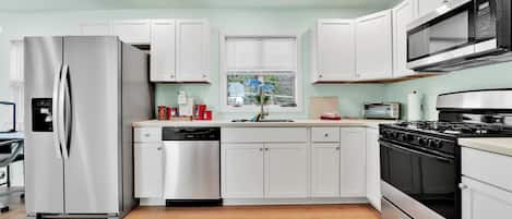 Frigorífic, microones, forn i placa de cuina