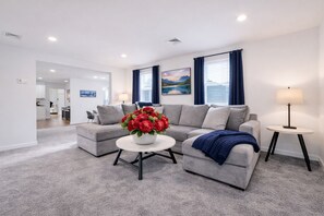 Smart TV, books - Prime Village Retreat. Minutes walk to Lake & Beach, Shepherds Park & Canada St. (Lake George)