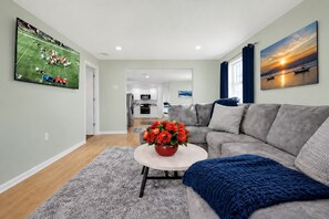 Smart TV, books -  3 minutes walk to the Beach, Lake, Shepherds Park & Canada St. Newly Remodeled. (Lake George)