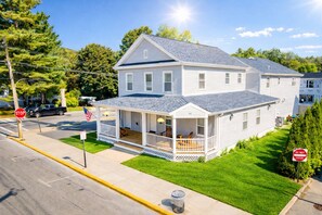 Exterior - Prime Village Retreat. 3 minutes walk to Lake & Beach. Short Drive to Ski Slopes (Lake George)