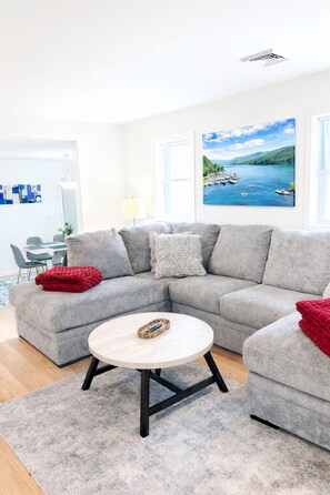 Smart TV, books - Prime Village Retreat. 3 minutes walk to Lake & Beach. Short Drive to Ski Slopes (Lake George)