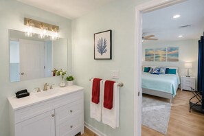 3 bedrooms, in-room safe, desk, iron/ironing board -  3 minutes walk to the Beach, Lake, Shepherds Park & Canada St. Newly Remodeled. (Lake George)