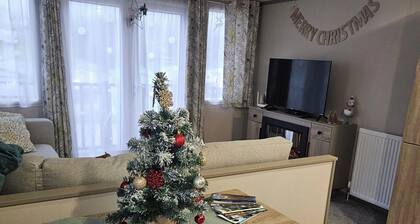 Carnforth - Caravan - Sleeps 6 - Dog Friendly