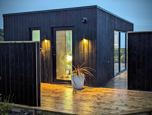 Property grounds - Carrick-a-Rede Retreat - Luxury Coastal Cabin on the Causeway Coast Ireland (Ballintoy)