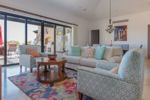 Télévision, cheminée, chaîne hi-fi