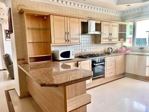 Microwave, oven, stovetop - Spacious 3-bedroom apartment with AC, WiFi in fantastic Dar es Salaam (Dar es Salaam)