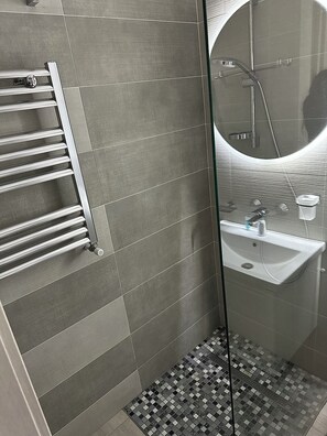 Dusche, Haartrockner, Handtücher, Seife