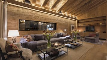 Chalet | Living area | Fireplace