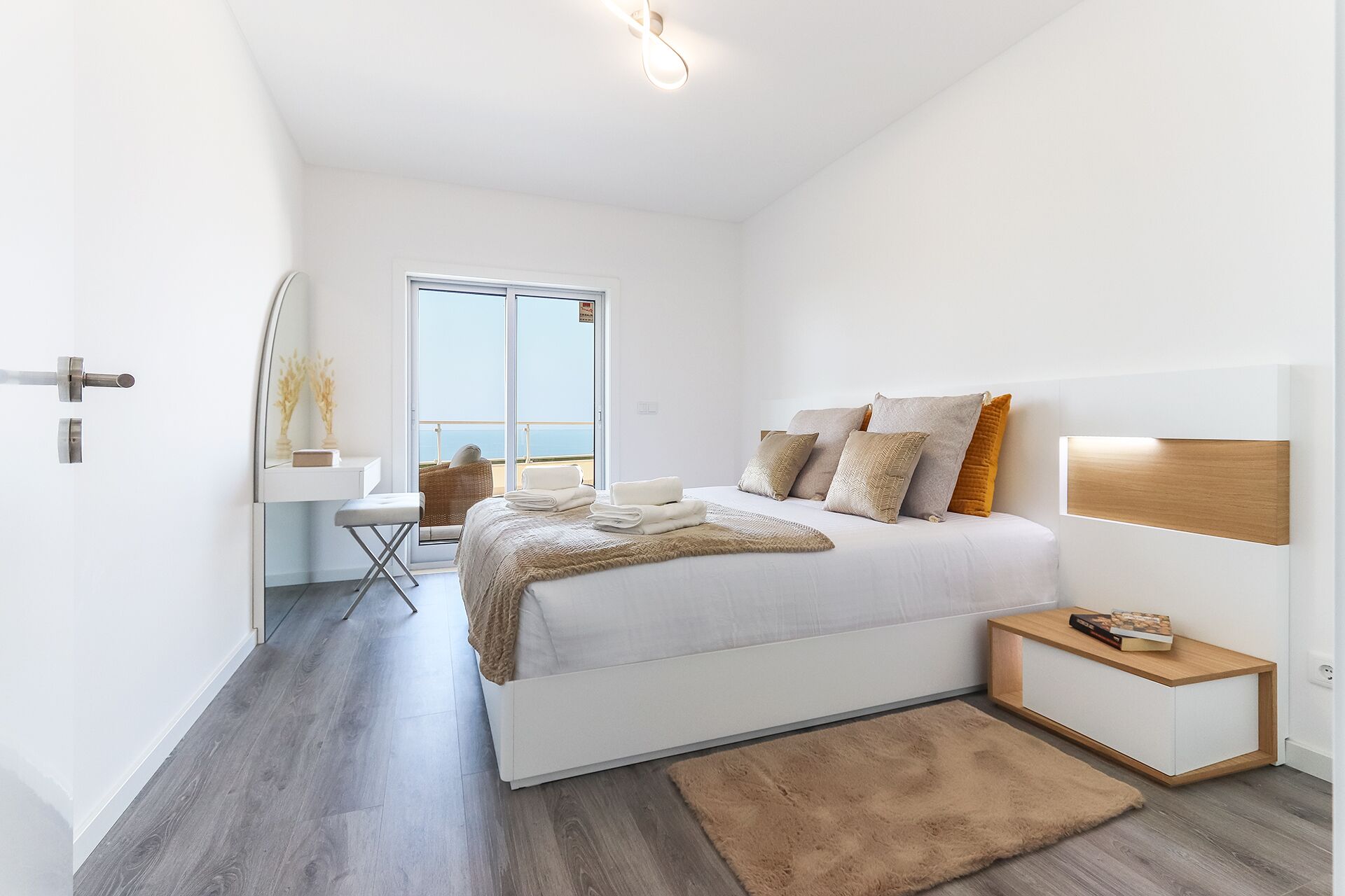 2 bedrooms, in-room safe, desk, iron/ironing board