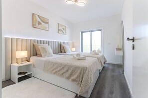 2 bedrooms, in-room safe, desk, iron/ironing board