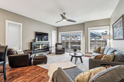 LUXURY SPACIOUS CANMORE HOME, GREAT VIEWS, 5,min WALK TO DOWN TOWN