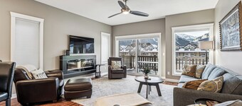 LUXURY SPACIOUS CANMORE HOME, GREAT VIEWS, 5,min WALK TO DOWN TOWN