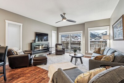 LUXURY SPACIOUS CANMORE HOME, GREAT VIEWS, 5,min WALK TO DOWN TOWN