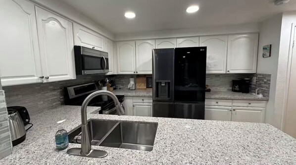 Mikrobølgeovn, ovn, kokeplater og oppvaskmaskin