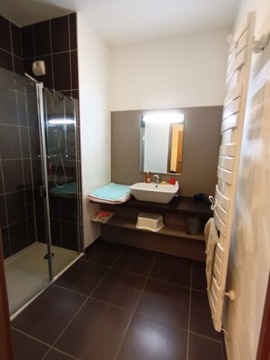 Douche, sèche-cheveux, savon, papier toilette