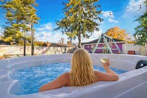 Outdoor spa tub