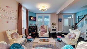 TV, caminetto, tavolo da calcetto, libri