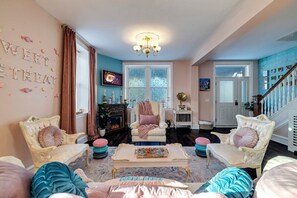 Fernseher, Kamin, Tischfußball, Bücher