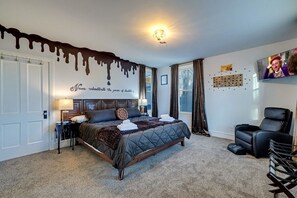 5 bedrooms, desk, iron/ironing board, travel cot