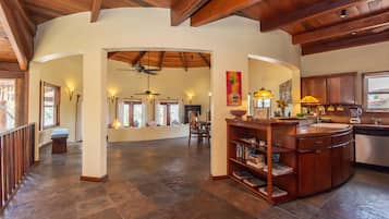 House, Ensuite, Sea View (Luxury Seaside Villa) | Interior