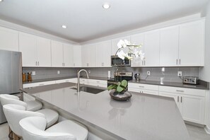 Een magnetron, een oven, een kookplaat, een vaatwasser