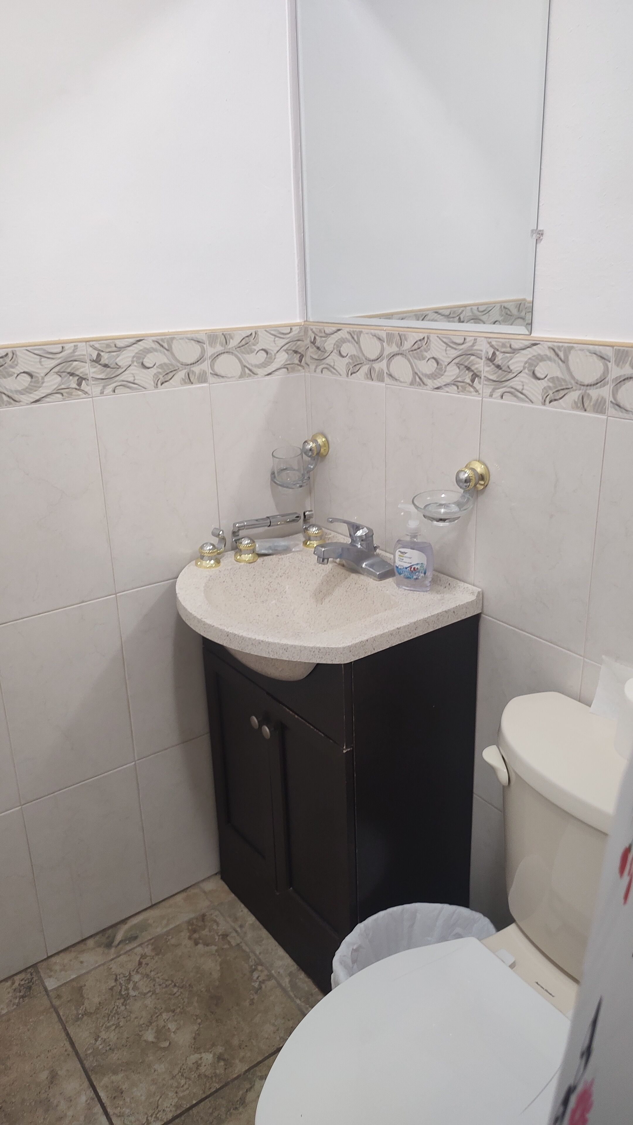 Douche, sèche-cheveux, serviettes fournies, savon