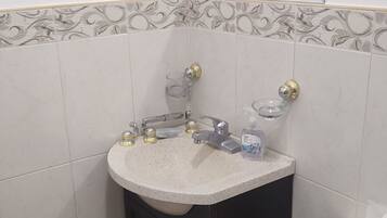 Douche, sĂšche-cheveux, serviettes fournies, savon