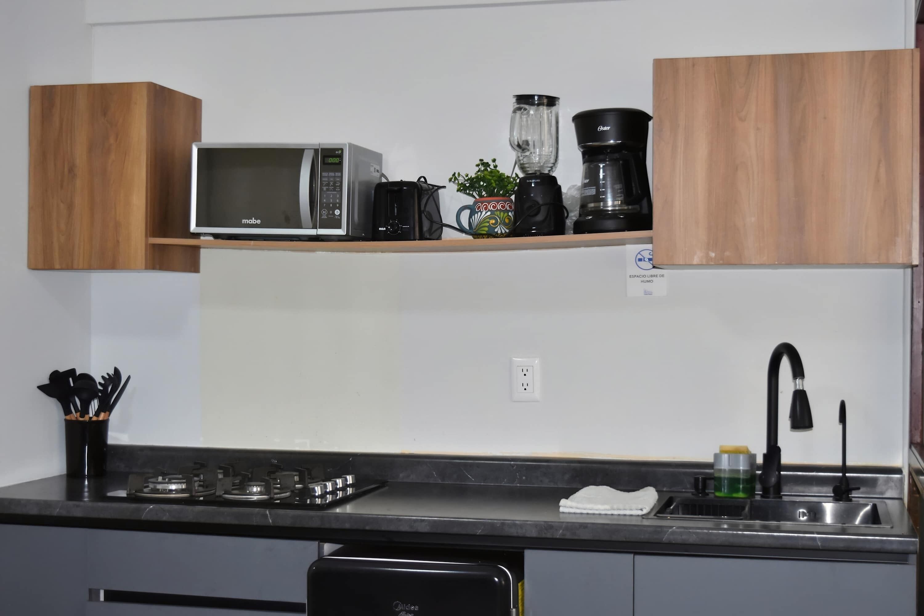 Microondas, placa de cocina, cafetera o tetera y tostadora