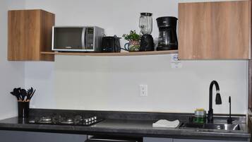 Microondas, placa de cocina, cafetera o tetera y tostadora