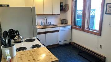 Microondas, horno, parrilla de estufa y lavavajillas