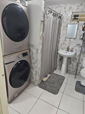 Douche, sèche-cheveux, serviettes fournies, savon