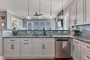 冰箱、微波炉、烤箱、炉灶